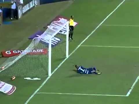 Golaço do Goiás   Walter é lançado, dá um chapéu em Bressan e chuta no ângulo