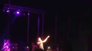 Kostis Maraveyas - O minas exi ennia & Den Zitao polla Live at Patras 2014