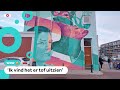 Luka staat op een gigantisch kunstwerk in zijn buurt
