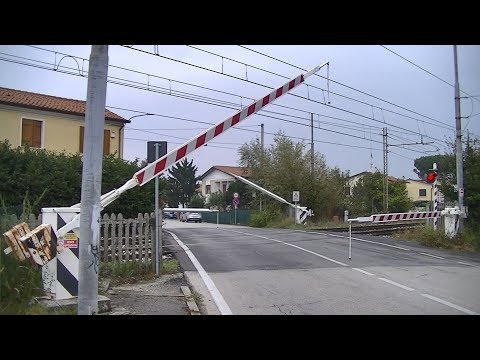 Spoorwegovergang Castelfranco Veneto (I) // Railroad crossing // Passaggio a livello