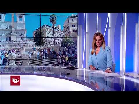 RAI 2 | TG2  Roma: centro affollato da turisti ma abbandonato da residenti e commercianti.