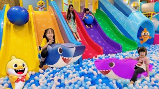 Download lagu Main Perosotan, Mandi Bola, Main Pasir dan Rintangan di Baby Shark Playground mp3