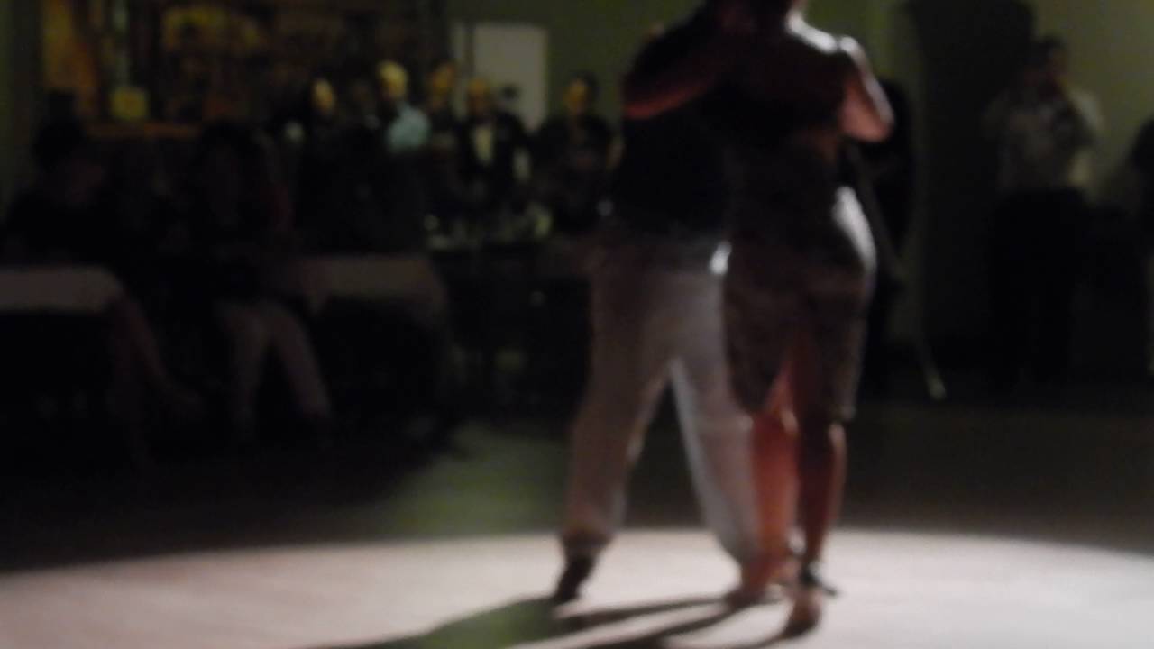 Jueves (Orquesta Tipica Victor) bailan:  Mario de Camillis y Constanza Vecslir