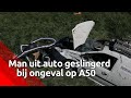 Een bestelauto raakte van de weg en belandde daarna achterwaarts in een greppel