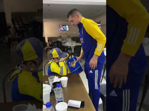 Niño llora no puede evitar las lagrimas al conocer #Román Riquelme #Boca la emoción