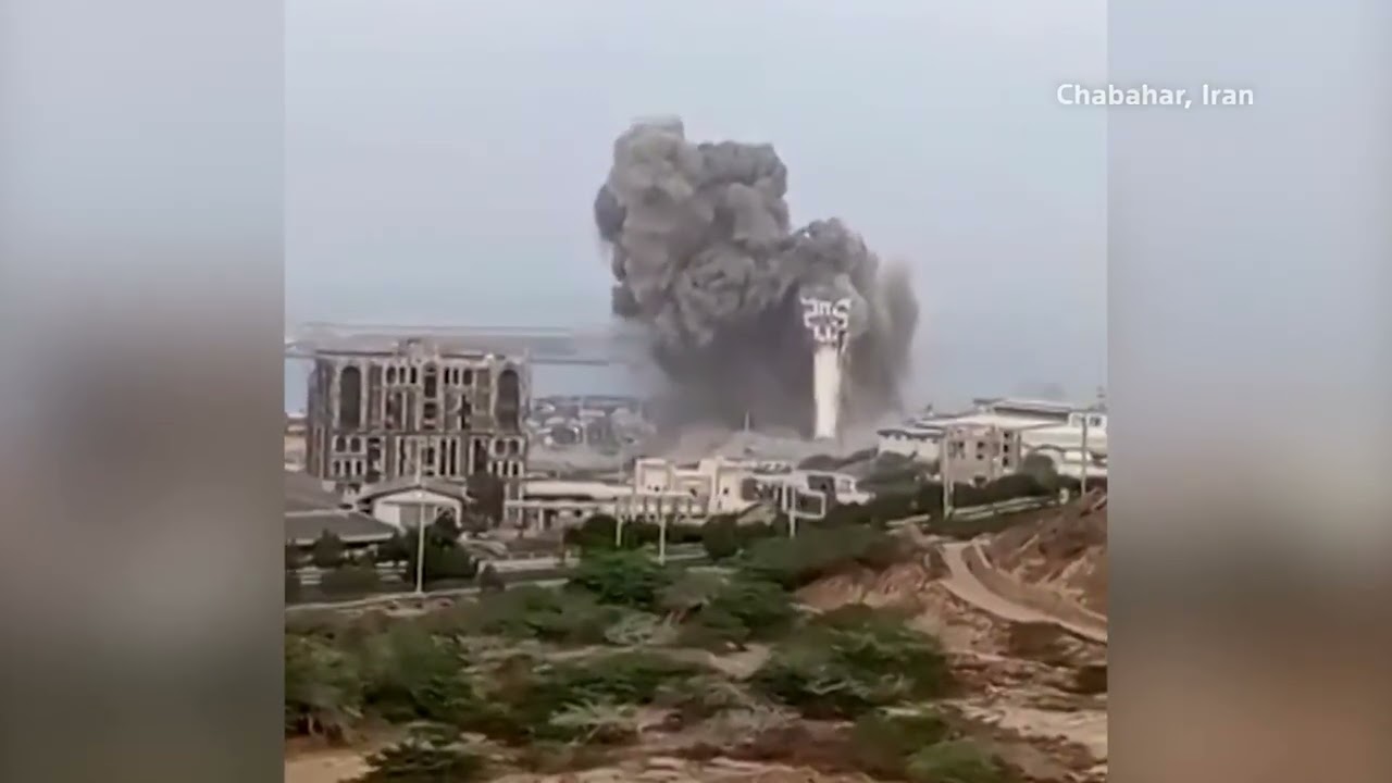 Video | Huge plume of smoke rises over Iran's Chabahar port