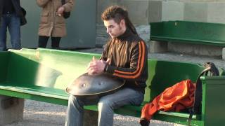 Guy playing beatiful music at Münsterplattform in Bern