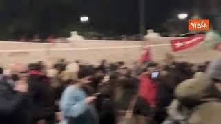 Fuochi d'artificio a Piazza del Popolo a Roma per la vittoria del No al referendum sulla...
