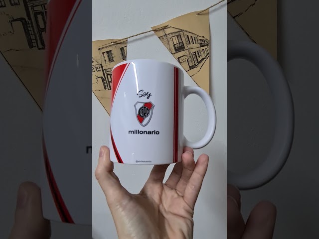 Vídeo relacionado con River Plate. Taza de cerámica de River Plate, Argentina. CARP. 325ml. 11oz. Diseños propios, únicos y originales en todos nuestros productos. Cerámica triple AAA. Somos Sportivo Maglietta. TAZ0083.