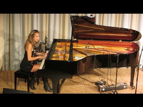 Melanie Dekker - Speechless (live on a Grand Piano)
