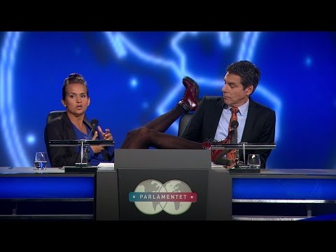 Micke Tornving slänger ett getöga  - Parlamentet (TV4)