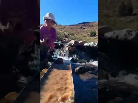 Aprendiendo a lavar oro, Andacollo, Norte de la Provincia de Neuquén, Argentina.