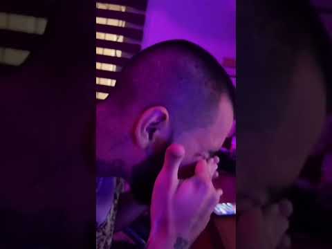 La canción se llama “CALABASAS - Yung Dupe X MichaelBM” Escúchala completa en mi canal 💚🧪