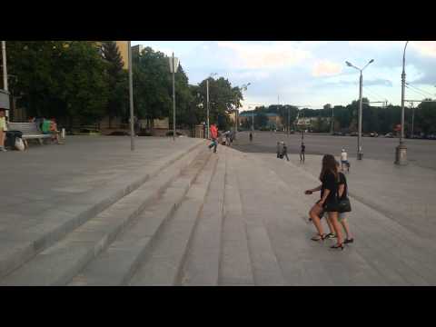 Вид со ступенек от Харьков-Палас на площадь и университет