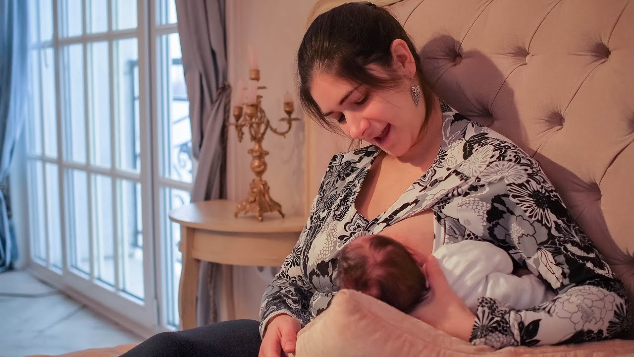 母乳育児をサポートする搾乳チュートリアル — ポジションとラッチの基本