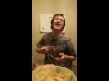 Человек-монстр убивает бутылку! 