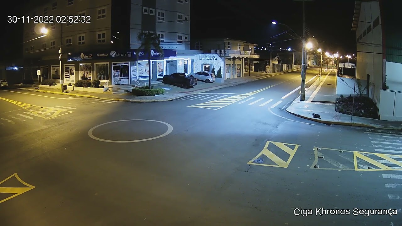 LEBON RÉGIS: CÂMERAS DE SEGURANÇA FLAGRAM HOMEM ARRANCANDO FIOS DE INTERNET EM POSTE