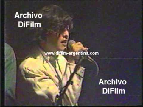 DiFilm - Charly Garcia canta "Zocacola" (1989)