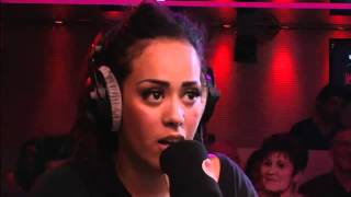 C'est quoi ce bordel ? - Amel Bent joue à "Passe-moi l'autre con" sur Rire & Chansons