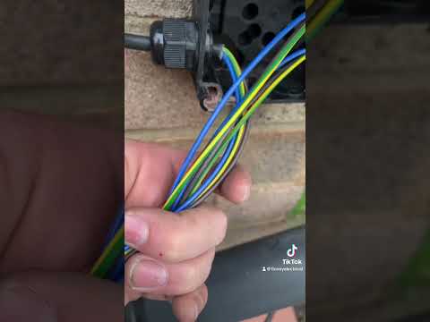 How to wire outside lights💡⚡️ #topelectrician #electrician #sparky #electricalapprentice #lighting