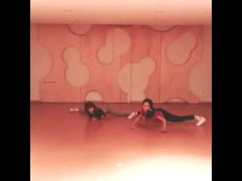 140119 HyunA show her flexible for dance practice!!