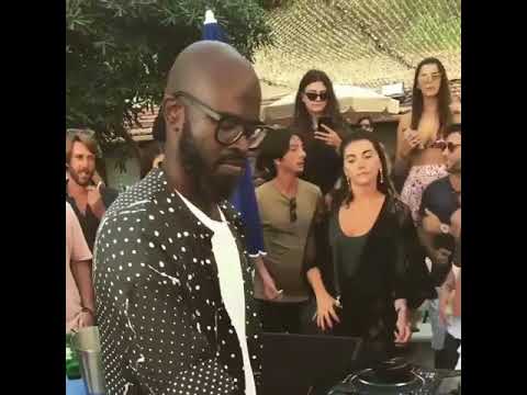 Black Coffee playing Da Capo - Dance Away The Pain feat. Marissa Guzman in Cannes 🇫🇷 good vibes 🎶