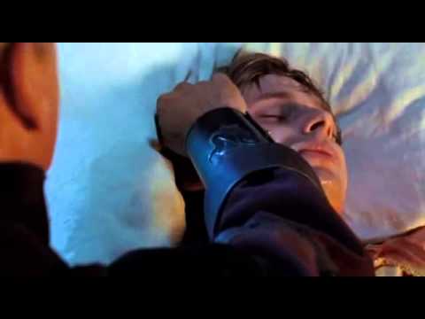 S1E13 - LE MORTE DE ARTHUR - Merlin - Uther comforts an injured, unconscious Arthur