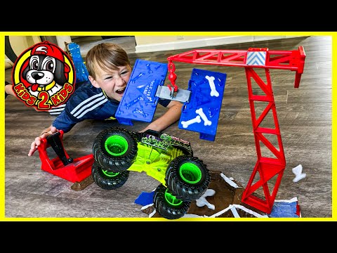Monster Jam Smash & Bash & Hot Wheels Monster Trucks - INDOOR OBSTACLE COURSE
