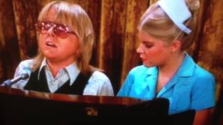Paul Williams sings to Felix's daughter - The Odd Couple