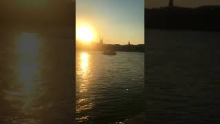 Je suis venu te dire que je m’en vais de Agoney sonando a orillas del Río Danubio (@AgxneyOT)