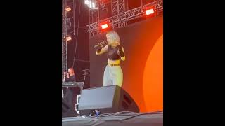 Aurora - (Dayd..)today in its presentation at the festival Metronome Prague wears a top with a short