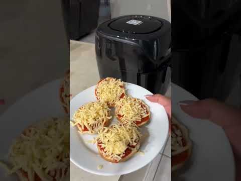 Mini Bagel Pizzas for Lunch #easylunchideas #kidslunchboxideas