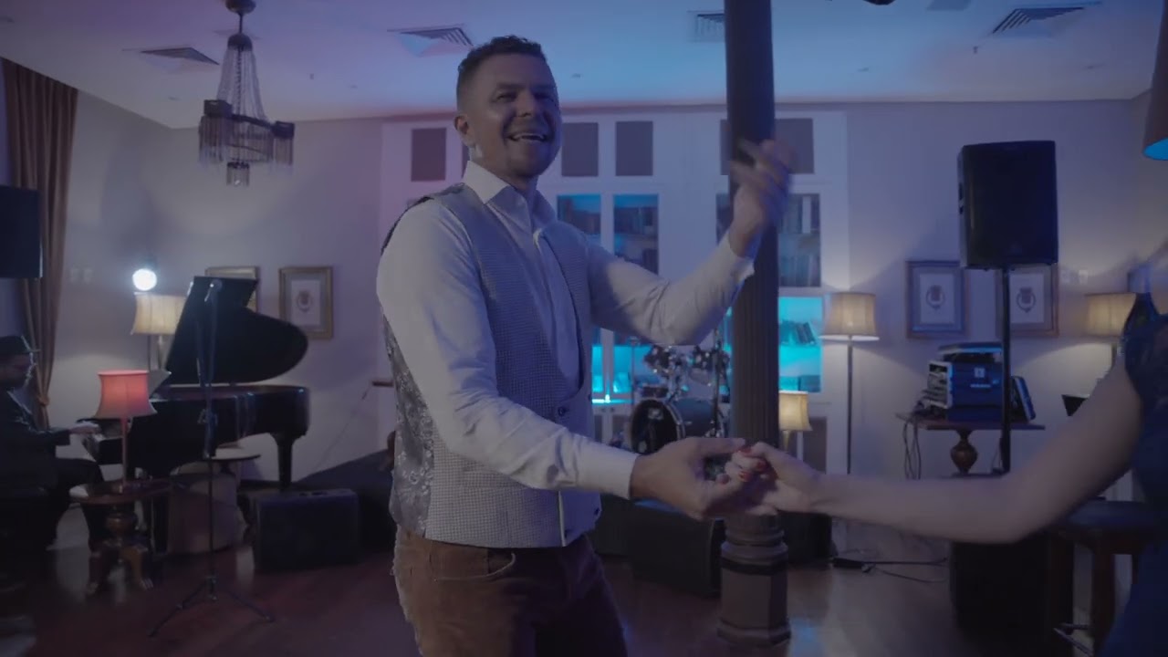 actress.videoTitles.womanInBlueDress