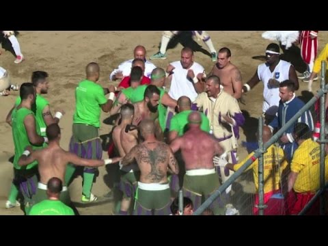 Il calcio storico fiorentino, fra botte e spettacolo