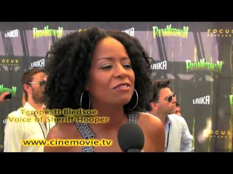 Leslie Mann Bullied As Child & Why Weird Is Cool