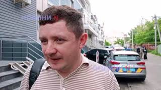 Скандал біля суду у Миколаєві: підсудній повідомляють про підозру прямо на вулиці, адвокати протестують