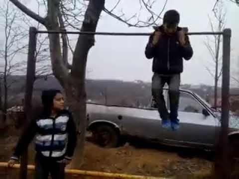 A dat cu capu de duba.Mori de râs😂😂😂