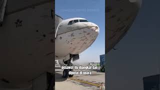 Download lagu This Airplane Is Being Spun Around by an Excavator, Here's Why! 😱✈️ #facts mp3