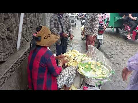 Yummy snack food collection in Phnom Penh / Cambodian street food