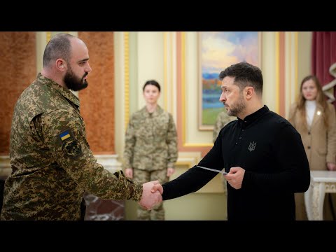 Президент вручив 20 сертифікатів на отримання квартир Героям України та рідним загиблих Героїв