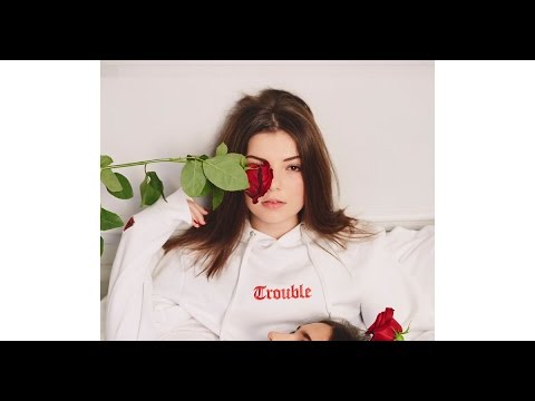 Clara Marz qui chante "There's Nothing Holdin' Me Back" et qui oublie les paroles (Royaume du Web)