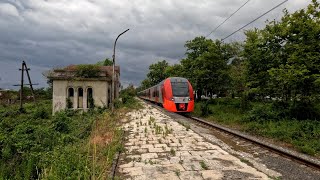 Электропоезд ЭС2Г-006 маршрутом 559Т Адлер - Гагры проходит заброшенную платформу Гячрыпш, 07/2024.