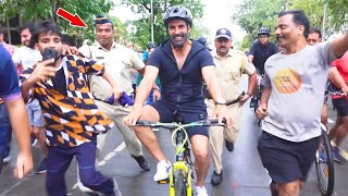 Akshay Kumar Was Seen Cycling & Running On Marine Drive With Mumbai Police