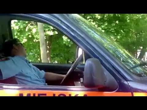 Zmęczony pilnowaniem.