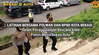 Tanggap Bencana Alam, Polwan Polres Metro Bekasi Kota Bersama BPBD Kota Bekasi Latihan Penanggulangan Bencana Banjir