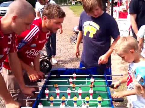 Lallet och Holmberg leker fotboll på Golden Times