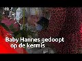 De ouders van Hannes zijn apetrots, maar het mannetje zelf lijkt niet zo blij...