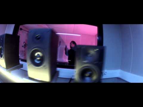 TEASER GETS LION LASCONI ( BOOTY GALL )