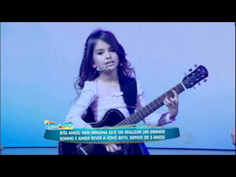 Muita fofura! Rita Angel canta e encanta no palco do Rodrigo Faro