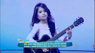 Muita fofura! Rita Angel canta e encanta no palco do Rodrigo Faro